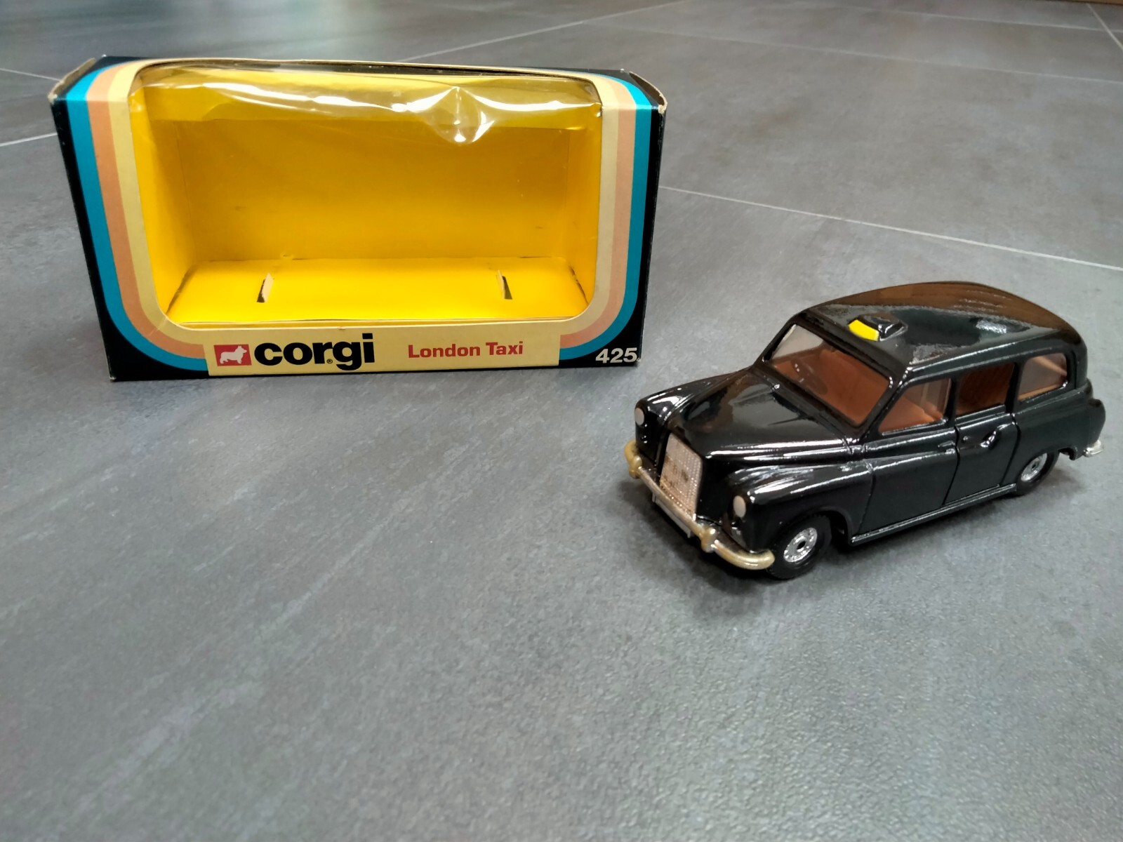 Corgi 425, London taxi - Free Price Guide & Review