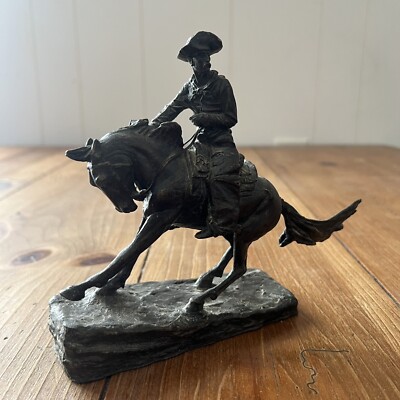 カウボーイと犬と馬のブロンズ彫刻馬上でライフルの射撃をする 西部の