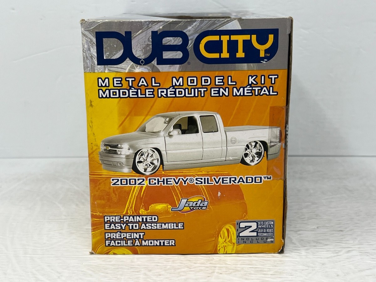 Jada Dub City 2002 Chevy Silverado 1:24 Diecast Metal Model Kit