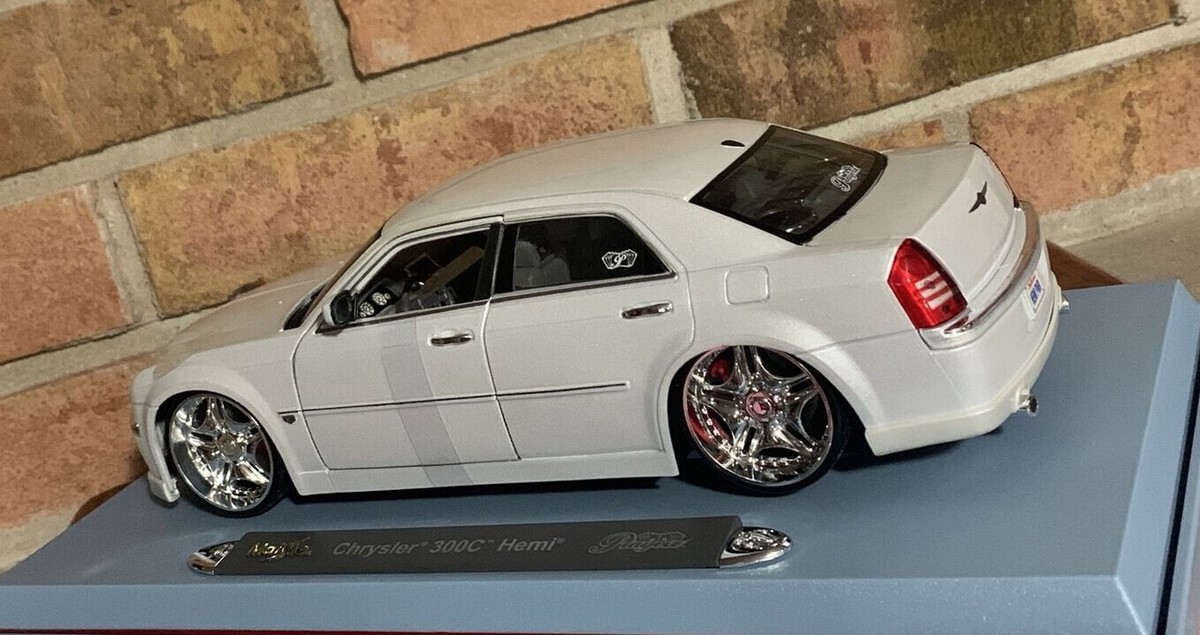 CHRYSLER 300C HEMI WHITE MAISTO LUXURY DIE-CAST COLLECTION 1:18
