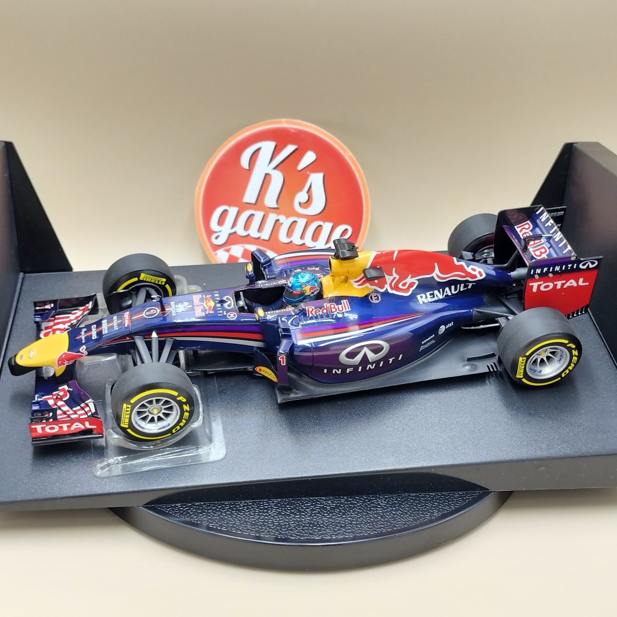 Minichamps 1/18 Infiniti Red Bull Racing RB10 Sebastian Vettel