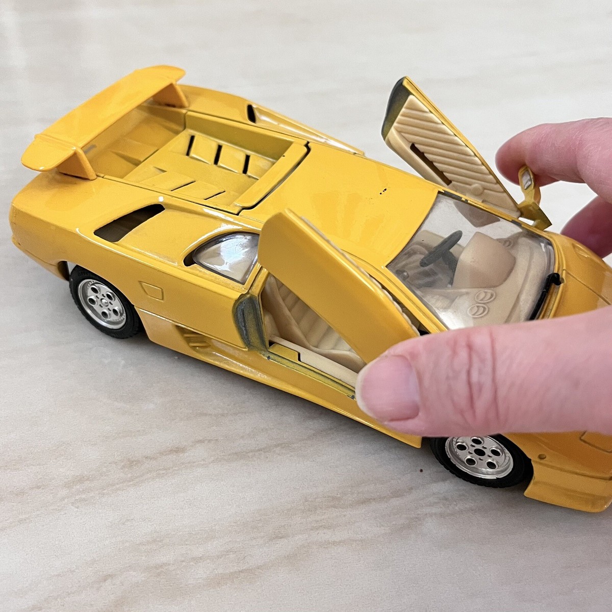 Bburago Lamborghini Diablo 1990 Collection Diecast Model Car 1/24