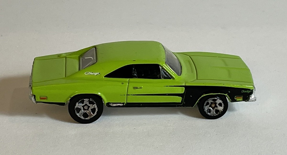 Hot Wheels '69 Dodge Charger Hemi Green Racing Graphics 2004 Rare