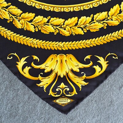 GIANNI VERSACE silk neck scarf Baroque print size 17