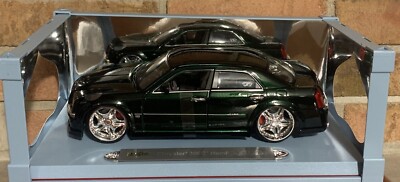 CHRYSLER 300C HEMI GREEN MAISTO LUXURY DIE-CAST COLLECTION 1:18