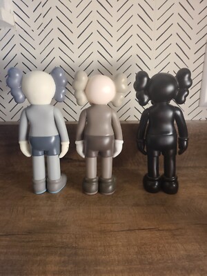 Kaws Companion フィギュア グレー ブラック フェイク品 KAWS Set Of