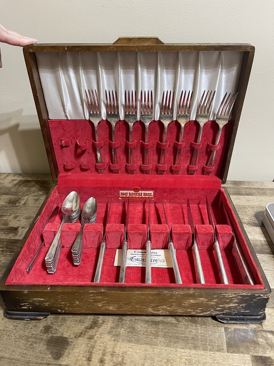 1847 Rogers Bros Silverplate Silverware Set With Original Box | 33