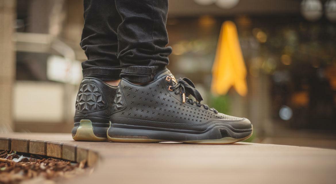 Nike Kobe 10 X Mid EXT size 10.5 Black Metallic Gold. 802366-002
