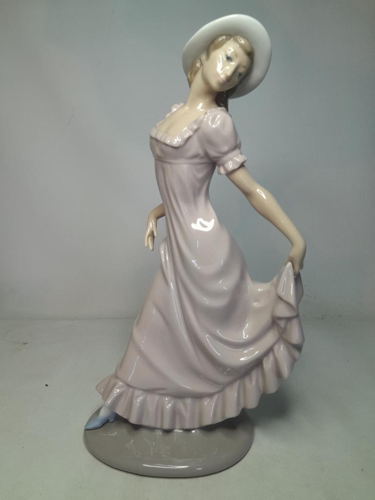 Delightful NAO by Lladro ELEGANT LADY Figurine 11.6