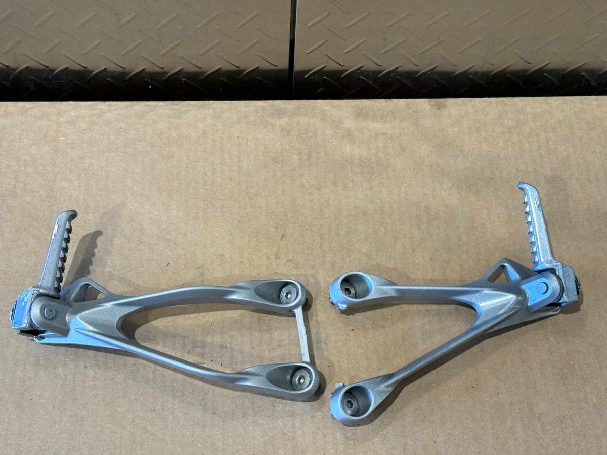 05 06 KAWASAKI NINJA ZX6R 636 OEM REAR PASSENGER FOOTPEGS BRACKETS