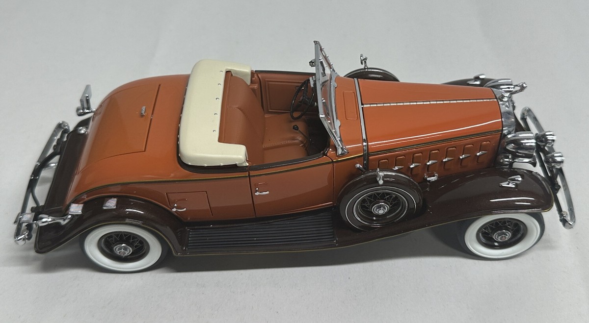 Danbury Mint 1932 Cadillac V-16 Roadster 1:24 Diecast Limited