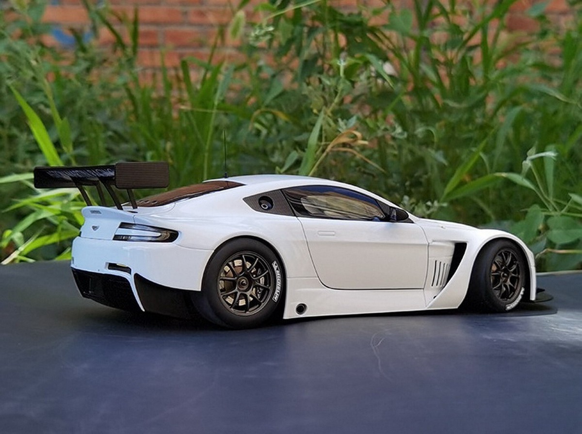 AUTOart 1/18 Scale Aston Martin Vantage V12 GT3 White Diecast Car