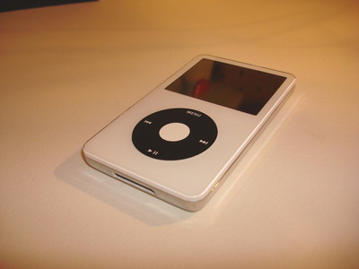 APPLE iPOD CLASSIC 5.5 GEN. WHITE CUStOM THIN 80GB. DRIVENEW