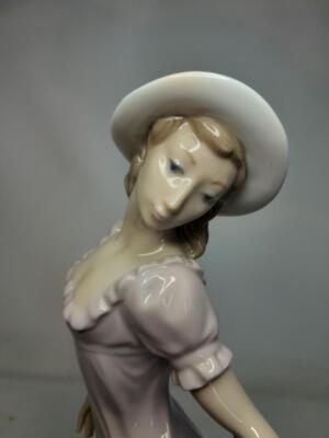 Delightful NAO by Lladro ELEGANT LADY Figurine 11.6