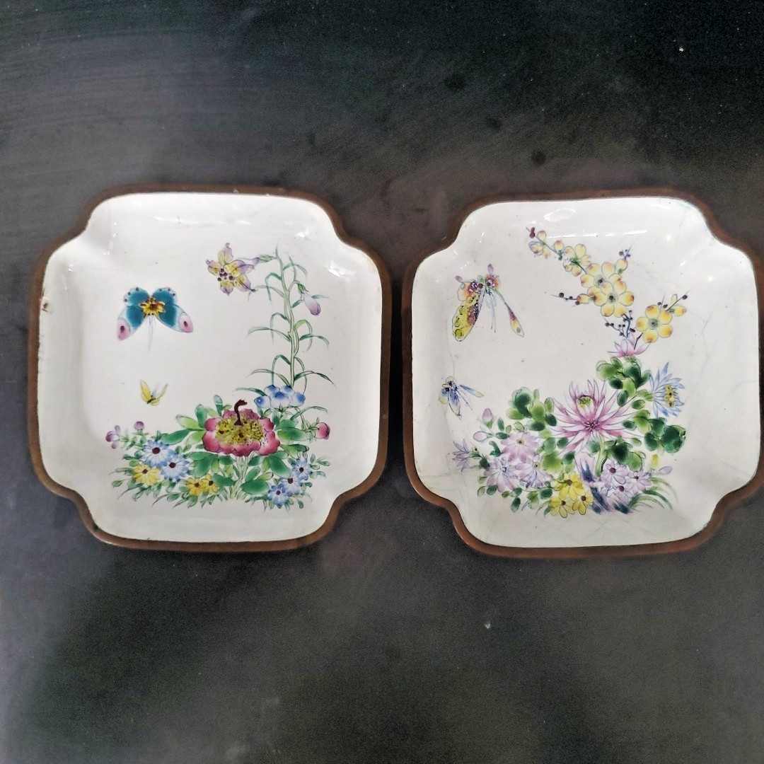 中国のCanton Enamel（広東エナメル）七宝焼の皿と、コップ