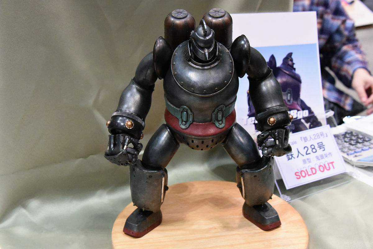 重さ2kg超・全高37cmの重厚な「鉄人28号」 - GIGAZINE