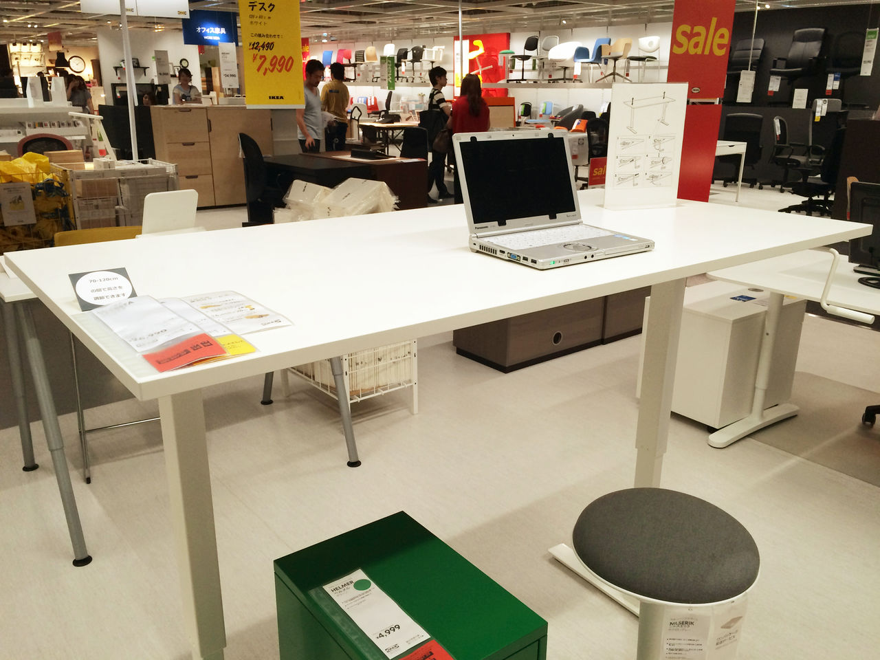 IKEAで2万円以下のスタンディングデスクにもなる昇降式デスク「SKARSTA