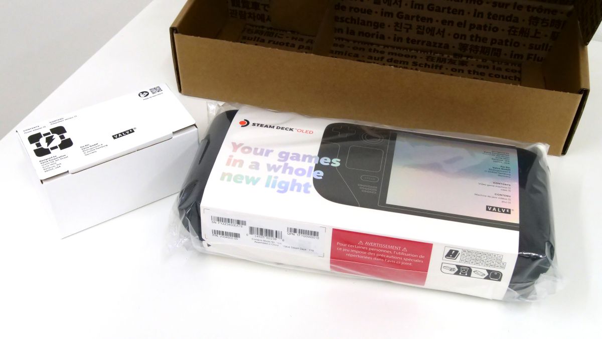 有機ELディスプレイを搭載して40gの軽量化も果たした携帯型ゲーミング