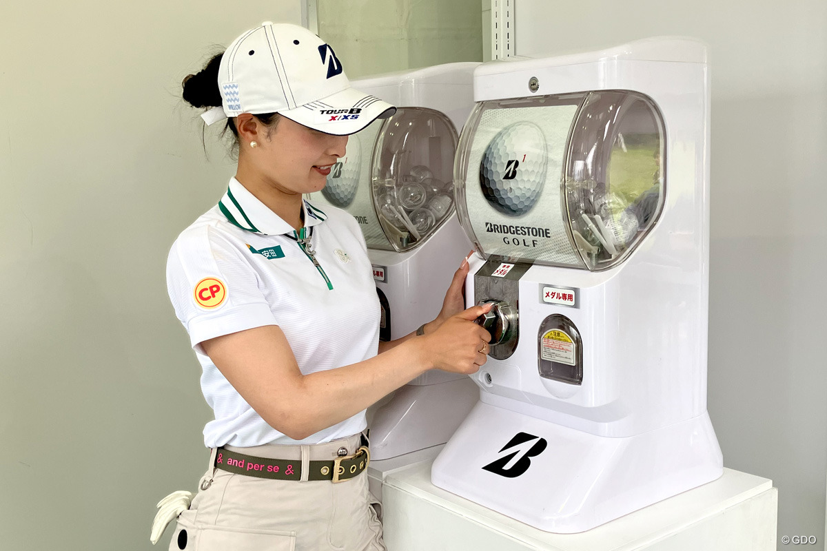 ゴルフ場に1回2000円の“ガチャガチャ” 女子プロのイラスト入りマーカー