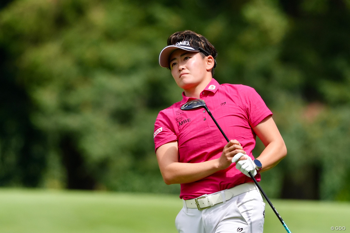 速報】岩井明愛が上がり3連続バーディ「64」 2週連続Vへ初日首位で