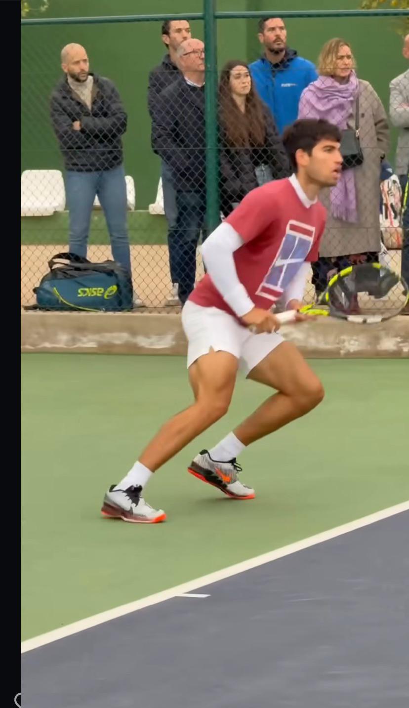 誰か、アルカラスがここで履いている靴を教えてくれませんか？ : r/tennis