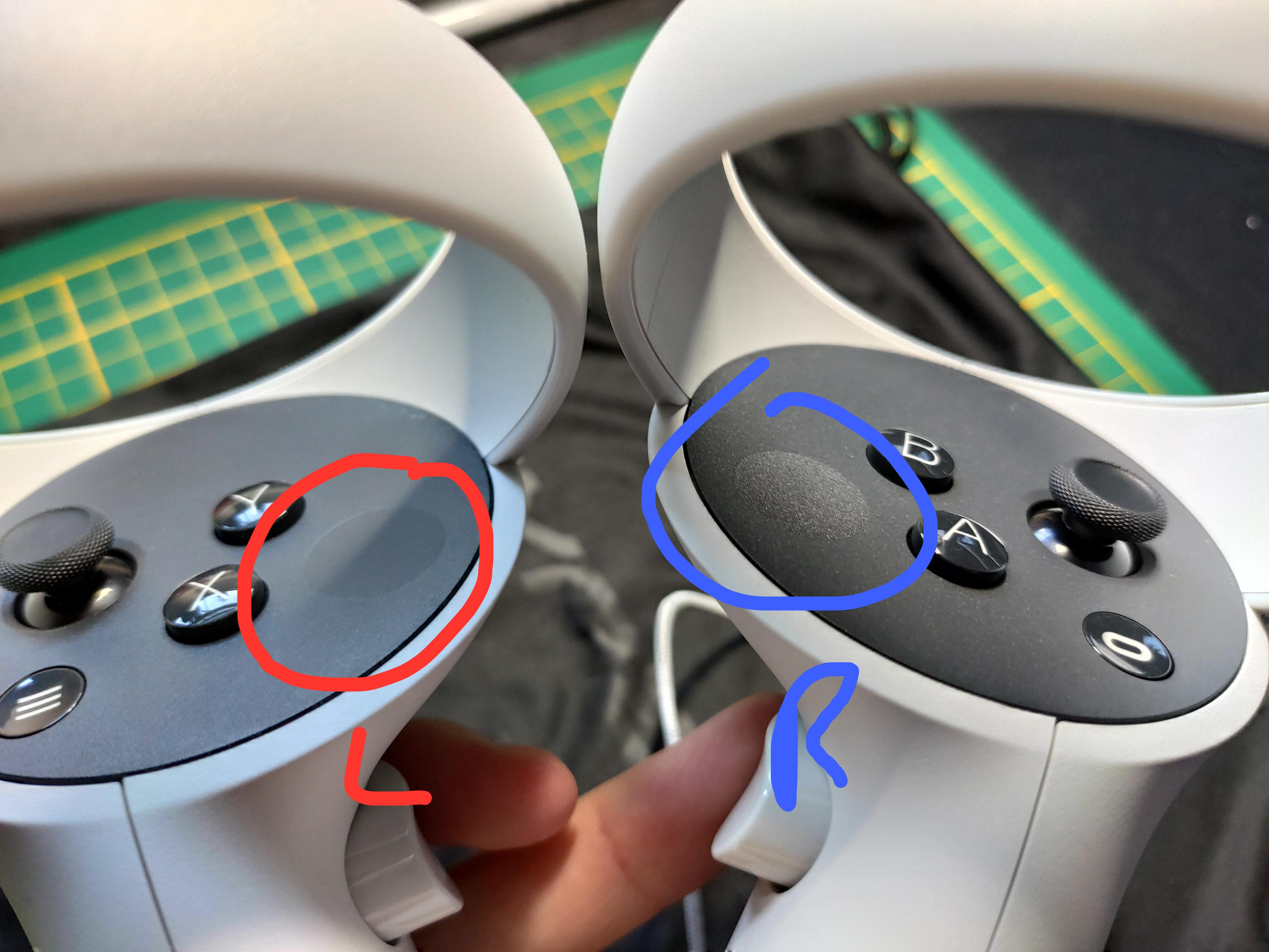 左のコントローラーには平らな丸があって、右のコントローラーにはない