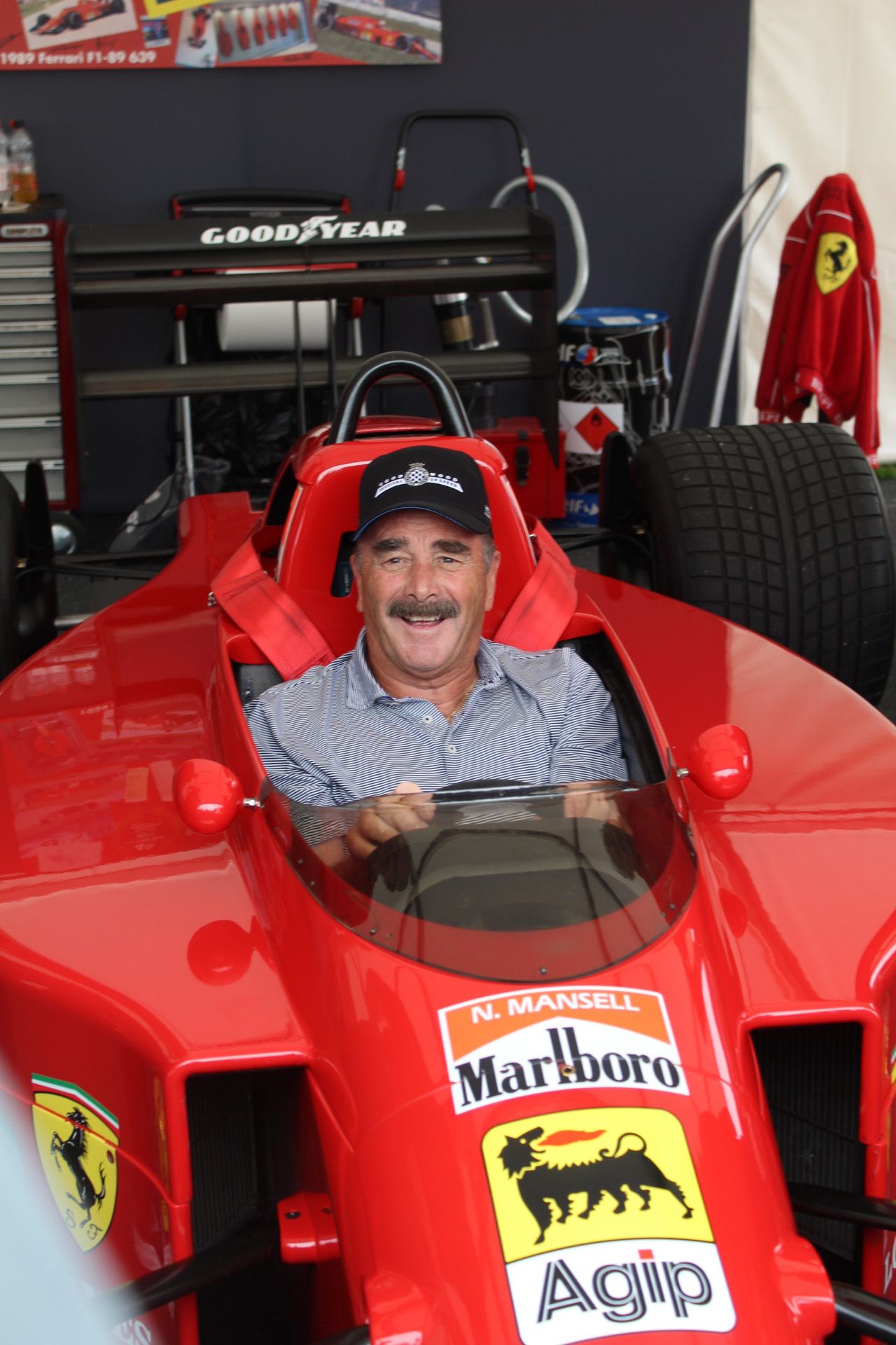 OT] ナイジェル・マンセルが1989年のフェラーリ640に乗り込むのを見