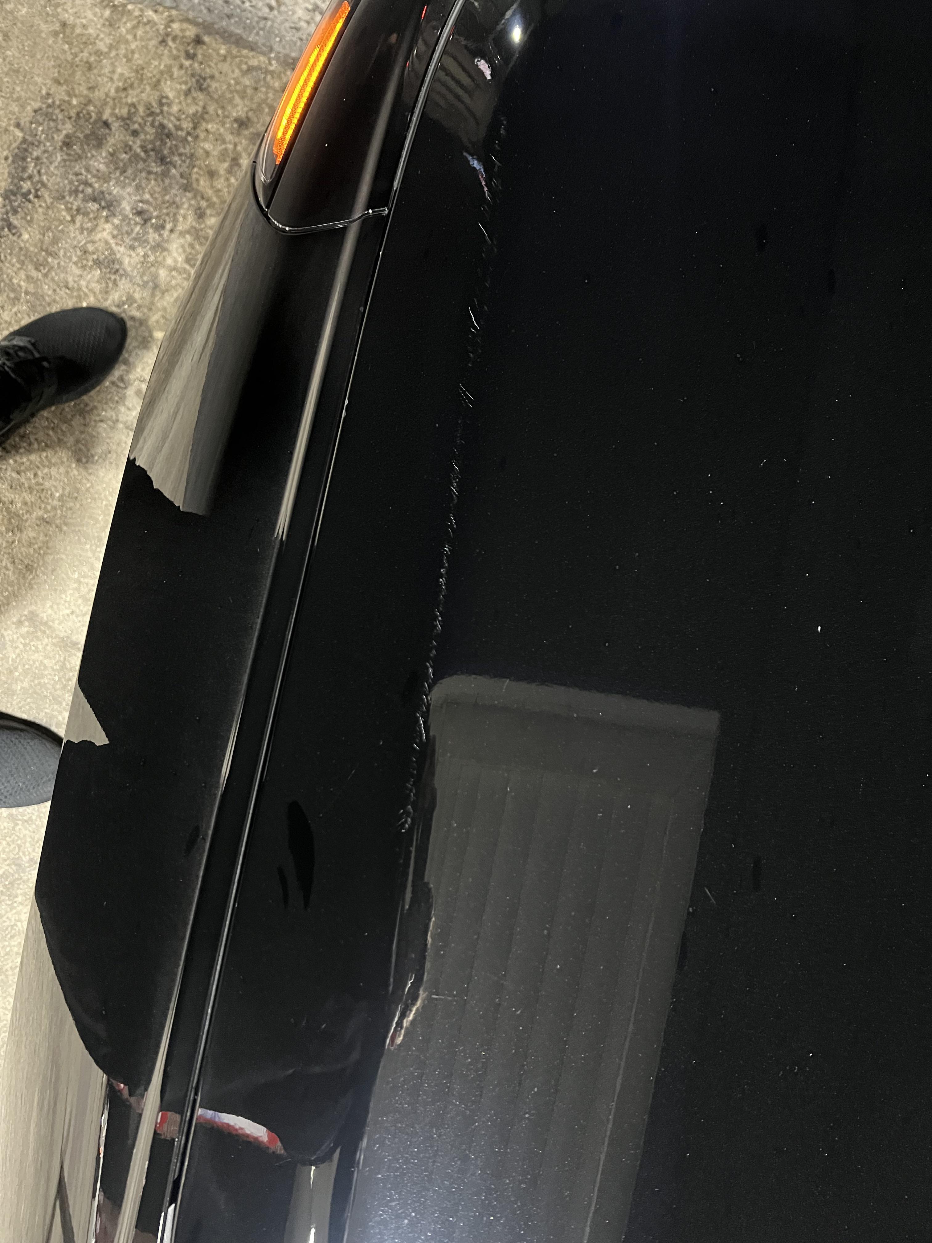 最近、車のボンネットにこんな傷がついちゃったんだよね。どうやったら