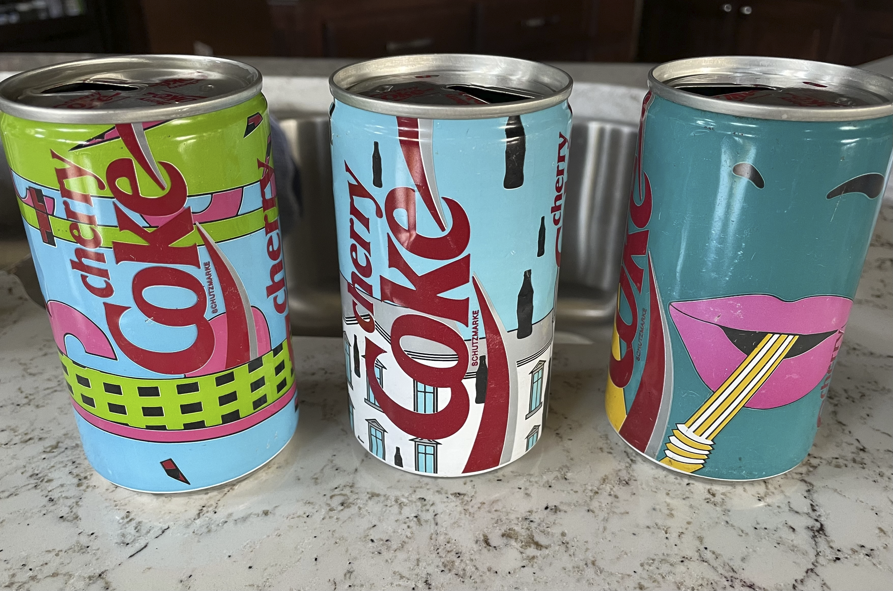 ドイツ人の方で、これら古いコカ・コーラの缶を見覚えのある方いますか