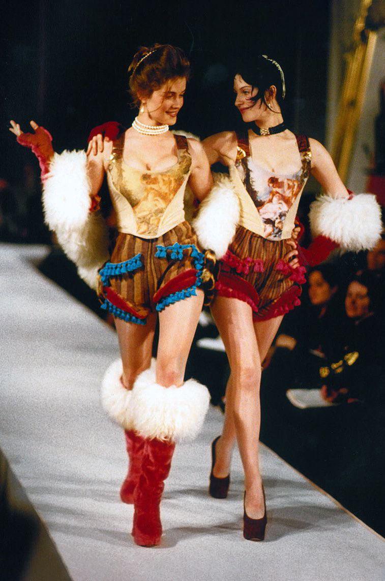 モデルのデニス・ルイスとスージー・ビックが、ヴィヴィアン・ウエスト