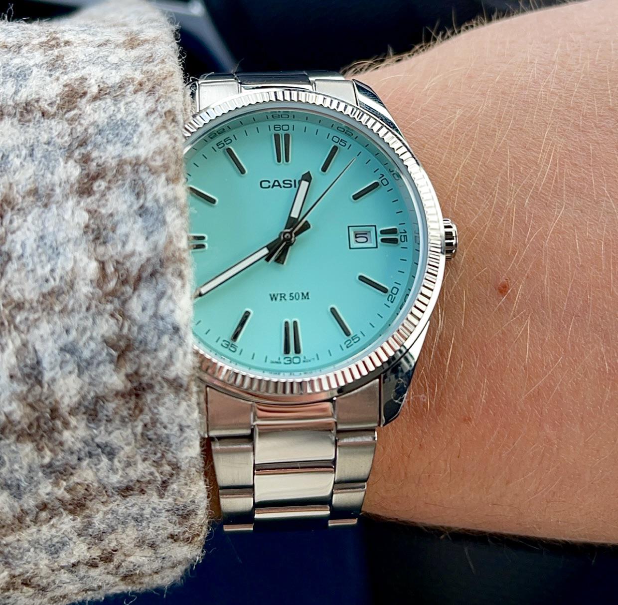 Casio] ティファニーブルーの文字盤を持つ美しいスチールウォッチに150