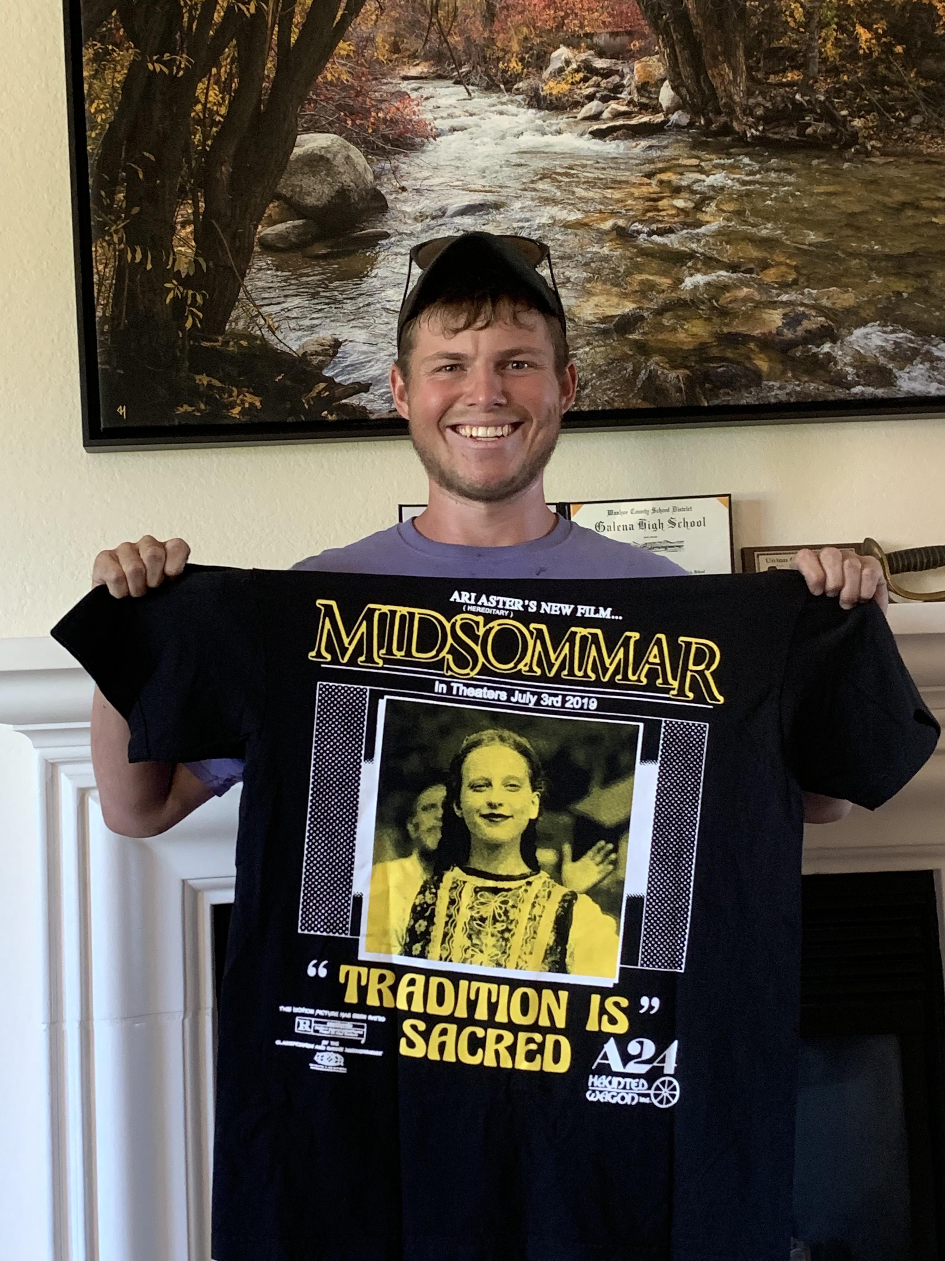 やっと「ミッドサマー」のTシャツが届いた！ : r/Midsommar