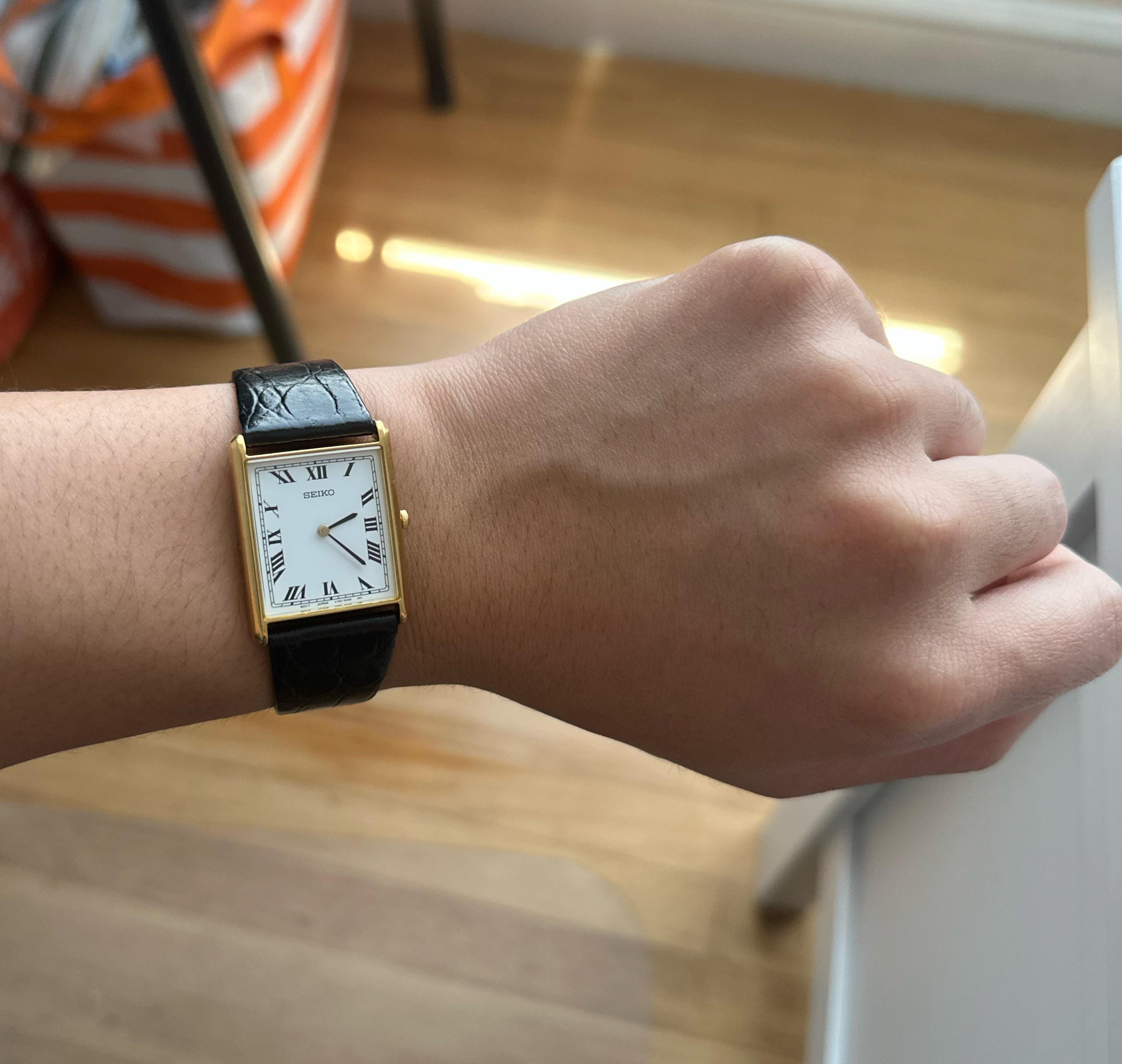 高い時計じゃないんだけど、ヴィンテージのセイコーのタンク買ったんだ