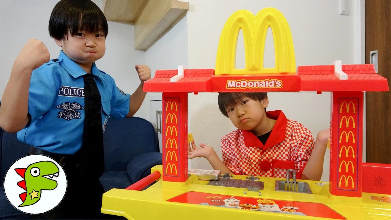 レオくんがマクドナルドの店員さん！警察官にハンバーガーのつくりかた