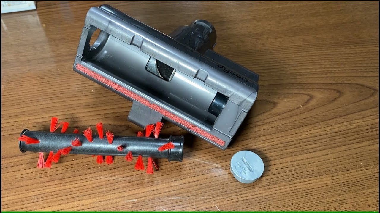 ダイソンの掃除機はこのヘッドの部分も分解できるらしい - YouTube