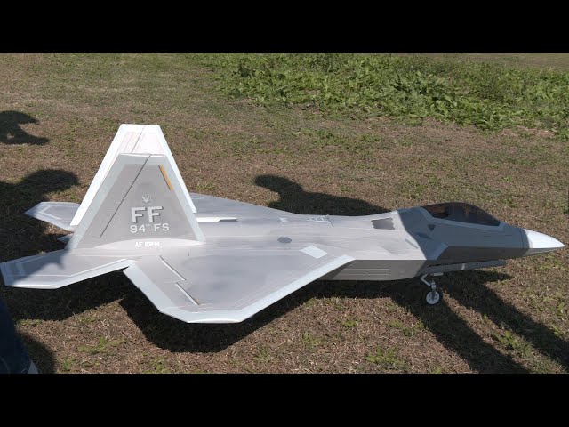 カッコいいラジコン飛行機 F 22 Raptor その飛びがヤバすぎる - YouTube