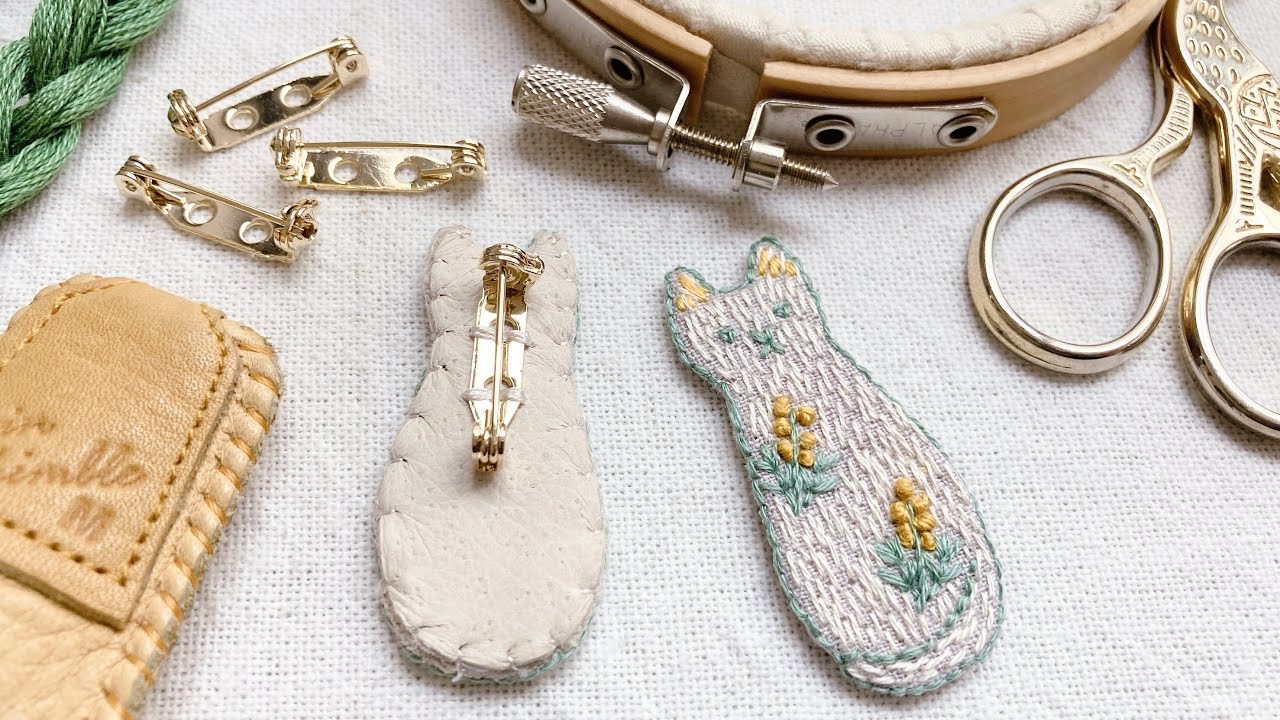 Free pattern available] How to make a cat and mimosa brooch