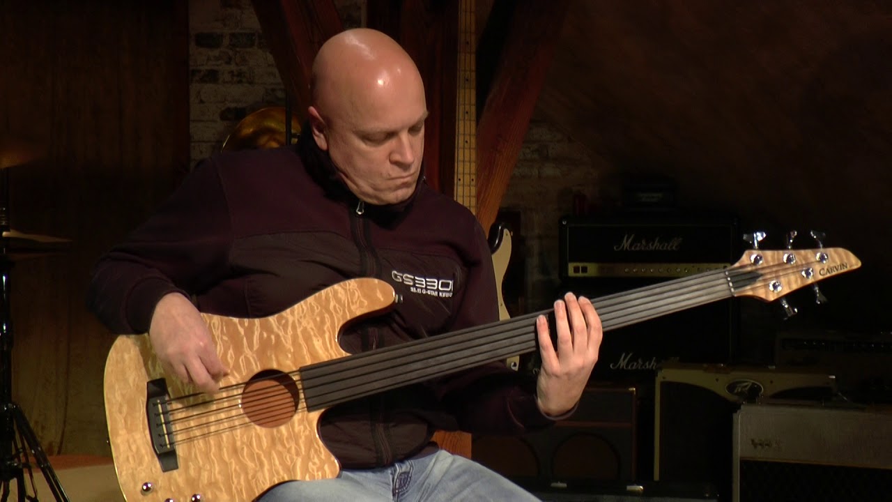 Carvin electro-acoustic bass AC 50 F fretless presented by Vintage