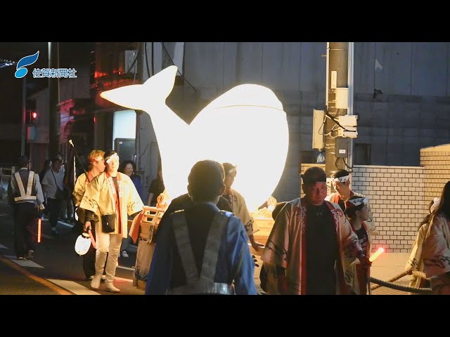 呼子くんち、親子鯨の山車が町を練り歩く(2025年10月18日) - YouTube