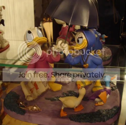 WDCC Fantasia 2000 Donald & Daisy “Looks Like Rain” – Art By C
