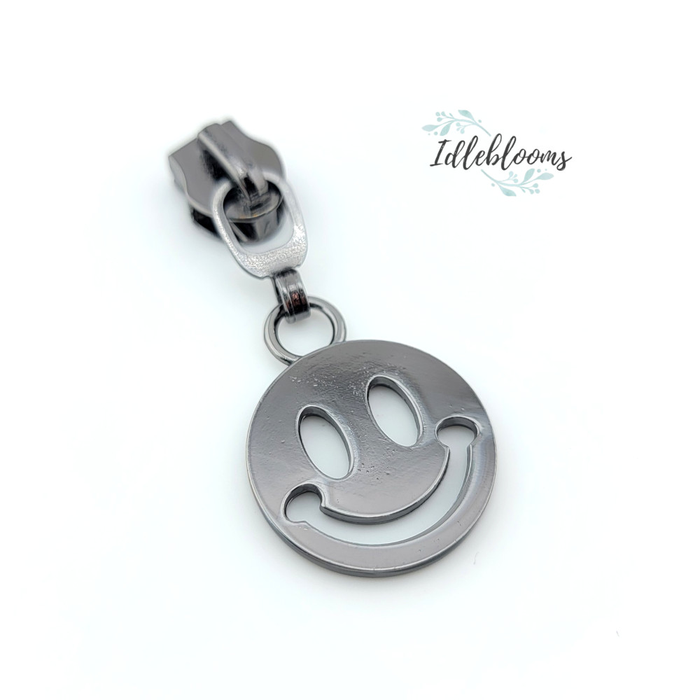 Smiley Face #5 Zipper Pull * Idleblooms