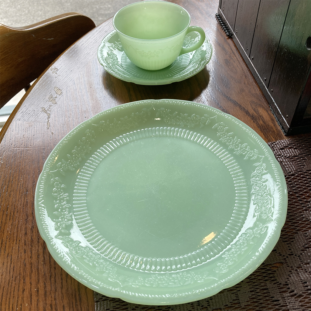 Fire-king 1940年代製造「アリスシリーズ」は優雅な花模様