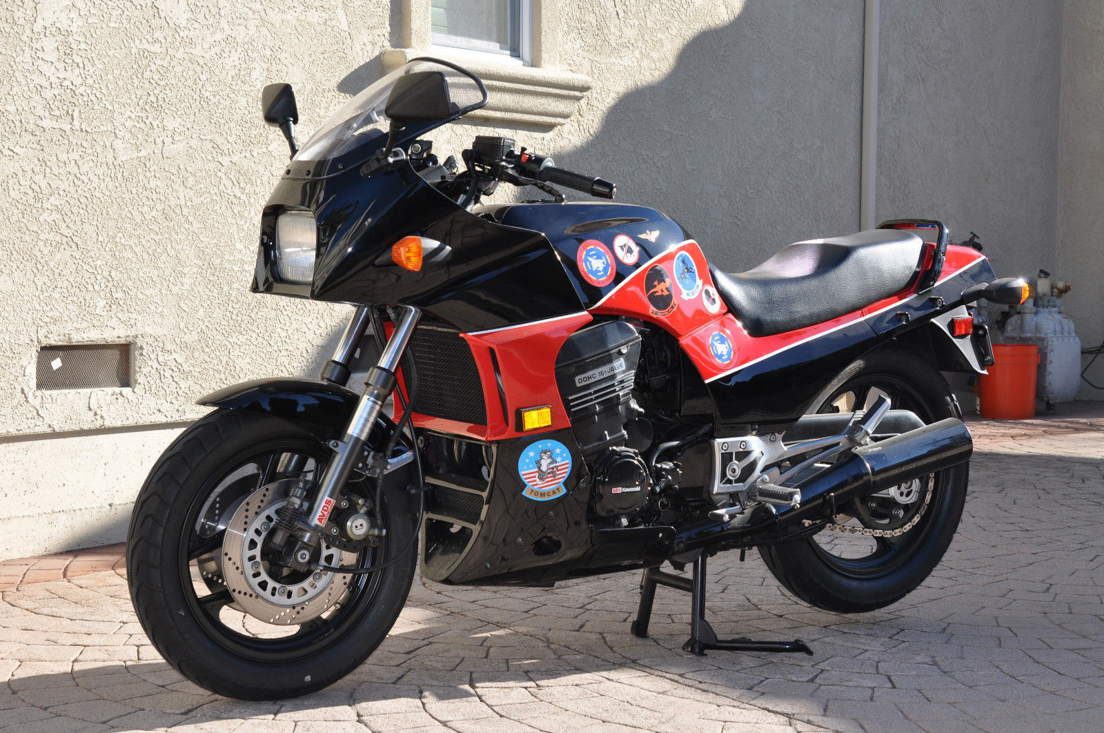Kawasaki-Ninja-GPZ900R-Left-