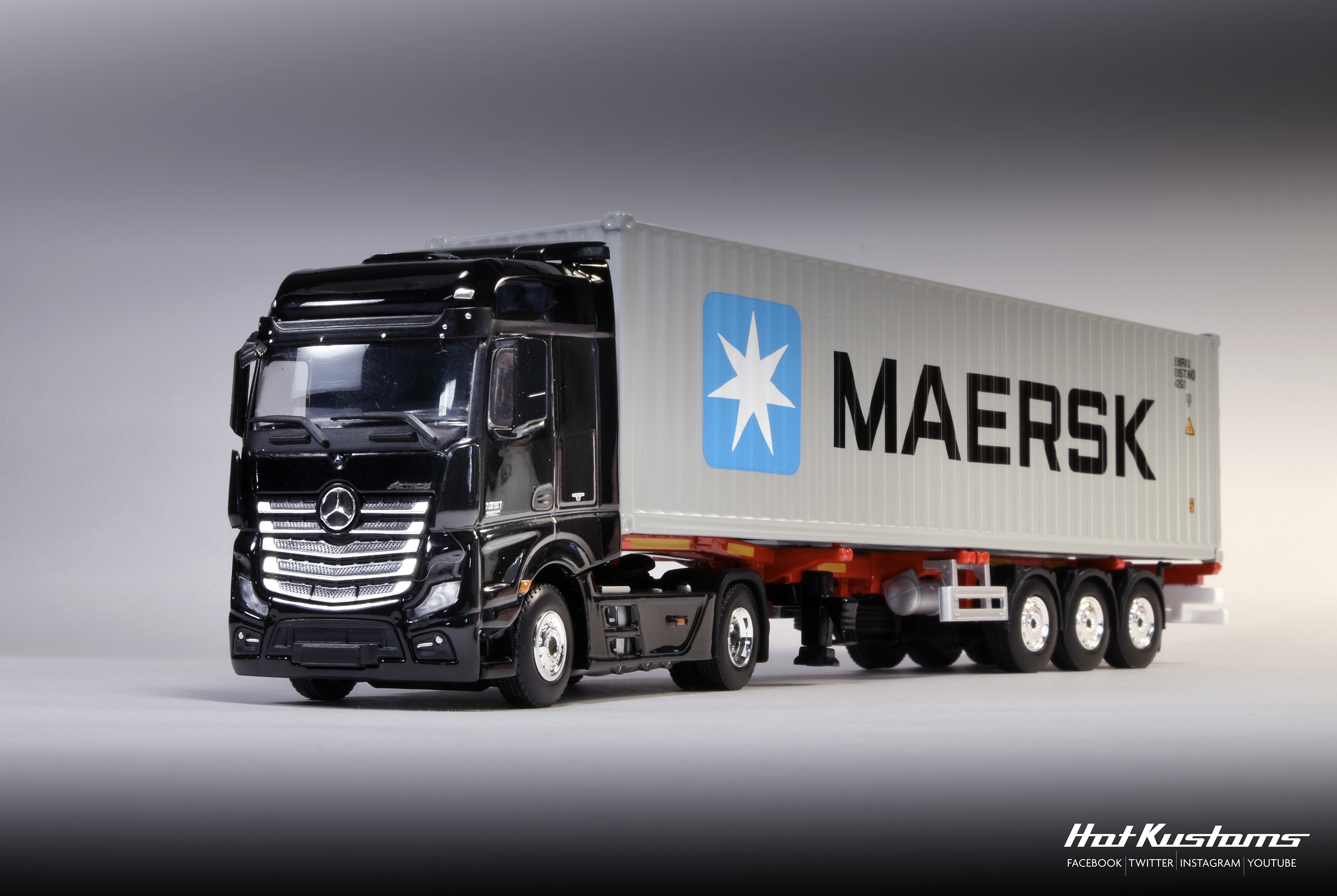 Lamley Daily: MINI GT Mercedes-Benz Actros With Maersk 40 Ft
