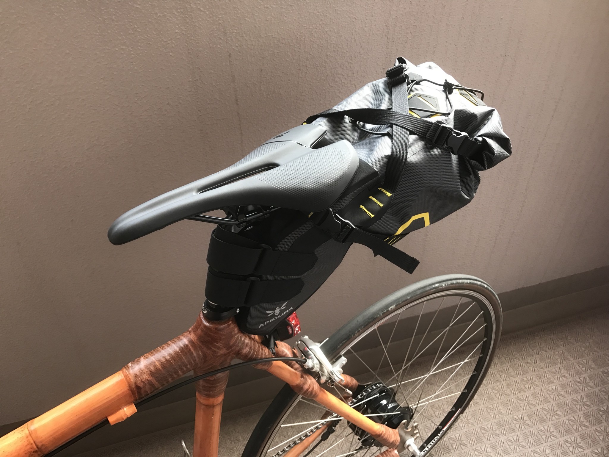 アピデュラ(Apidura)の大型サドルバッグの現物サイズを比較してみた