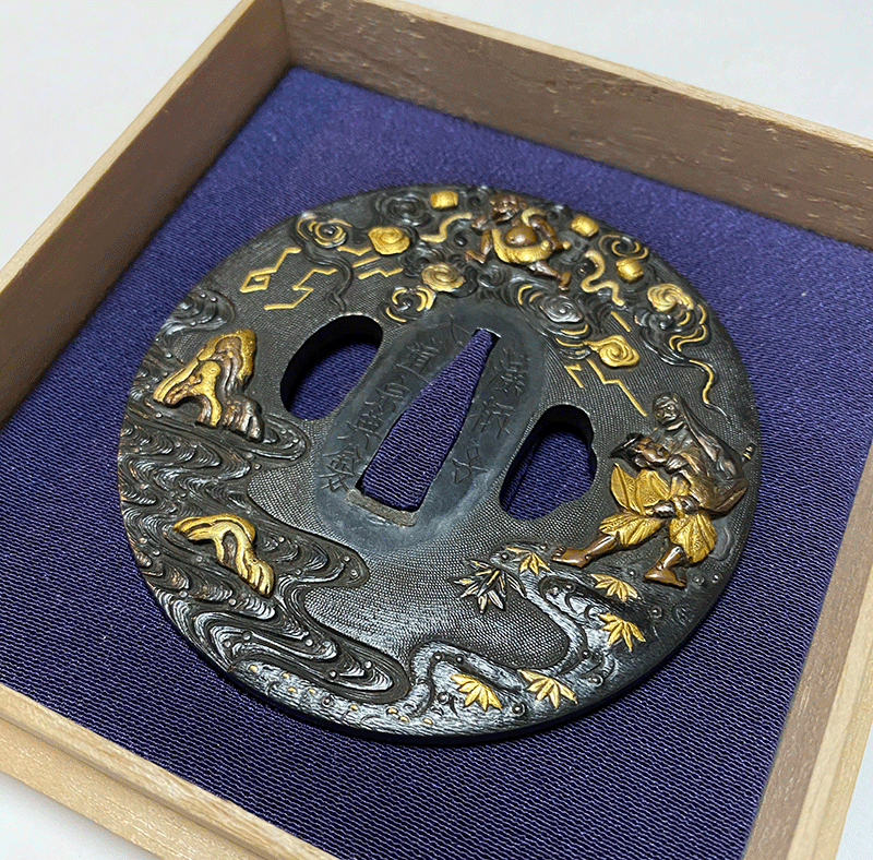 時代刀鍔 金象嵌等 木箱付 320g 東Y7-0220☆2Fトヒチ 時代刀鍔 金象嵌