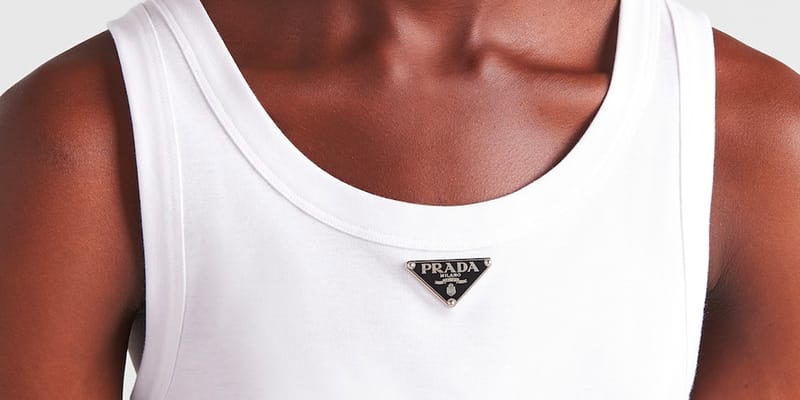 次なる定番アイテムとなるプラダのコットンタンクトップをチェック
