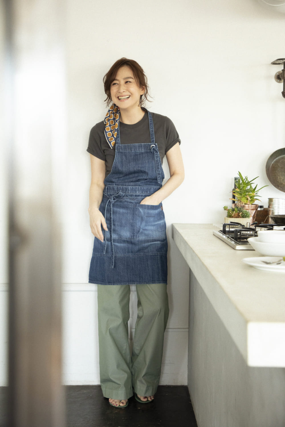 YANUK × 亜希さん限定コラボエプロンでこなれ感ある“おうち外交”を | VERY