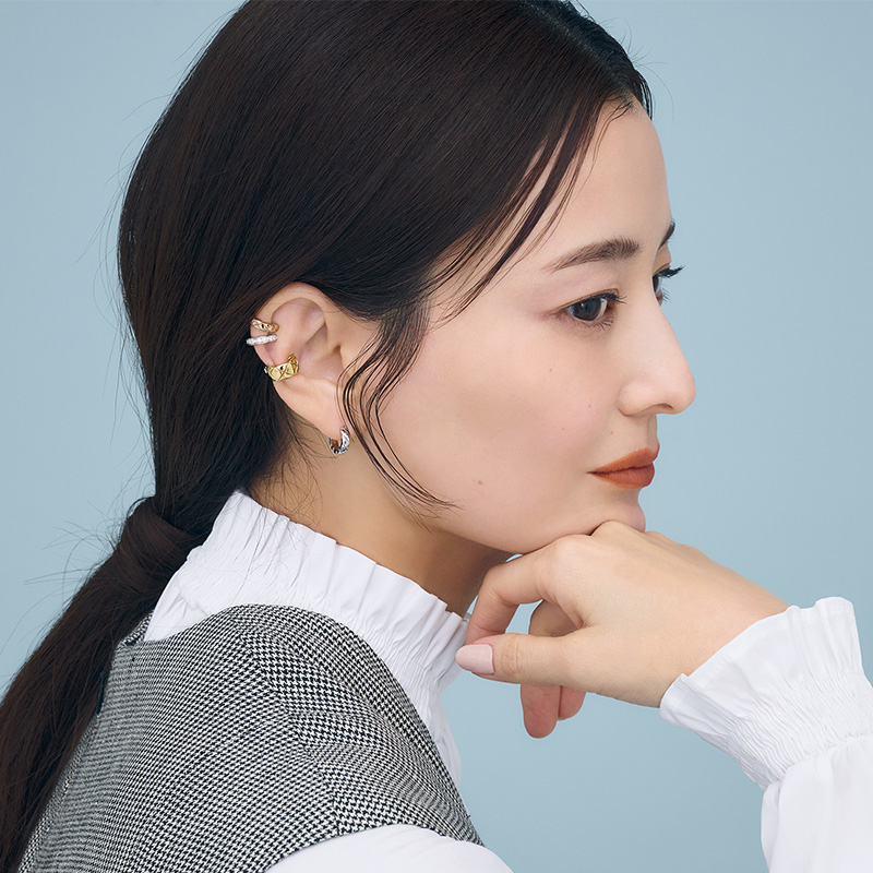 シャネル】名品「ココ クラッシュ」は“耳元レイヤード”が新定番！ | VERY