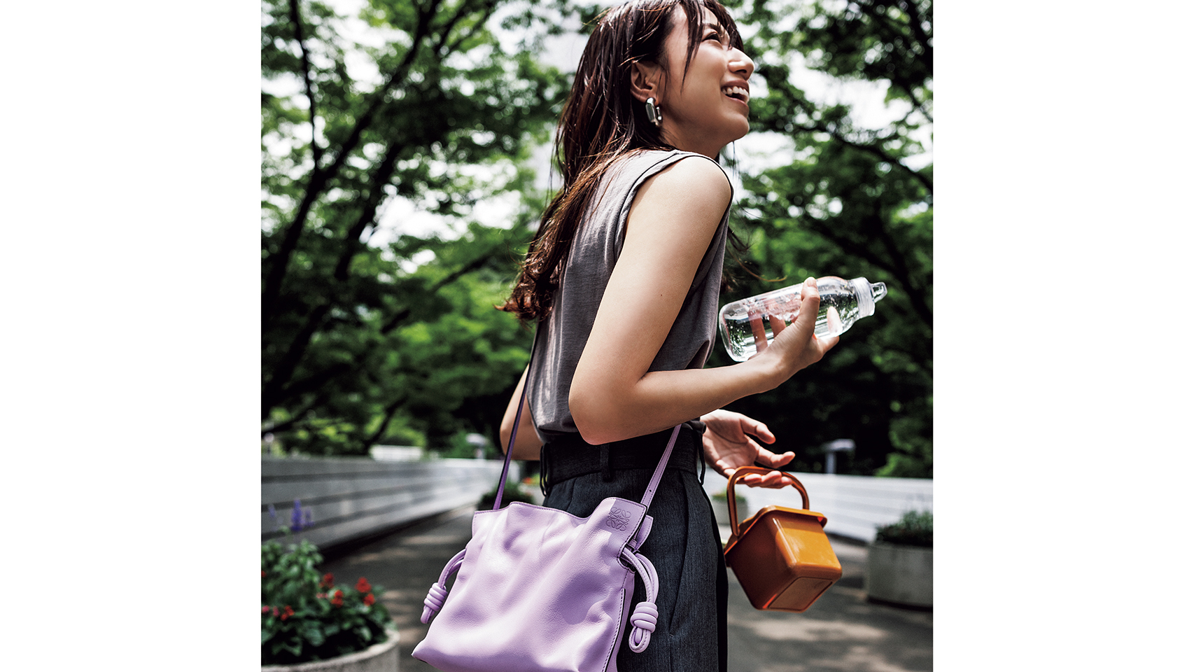 ロエベの巾着”が手ぶら派ママの新定番！シンプル服に映える旬カラーが